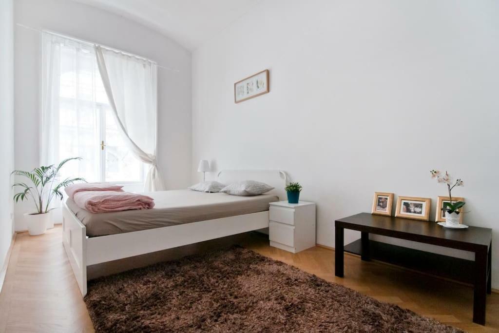 Marvelous Midtown Apartment Wien Eksteriør billede
